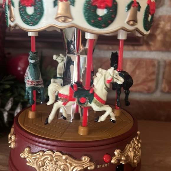 ❤️1998 Maisto Christmas Collection animated musical "VILLAGE CAROUSEL - Picture 6 of 11